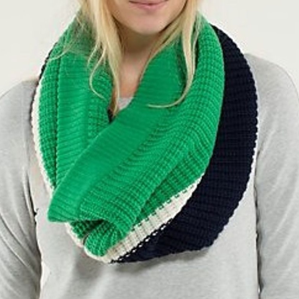 Lululemon Falling Freely Neck Warmer Infinity Scarf, merino wool, Retail $78